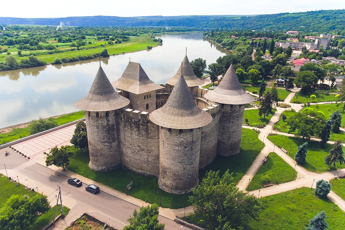 Zidurile circulare de piatră ale Cetății Soroca, pe malul râului Nistru.