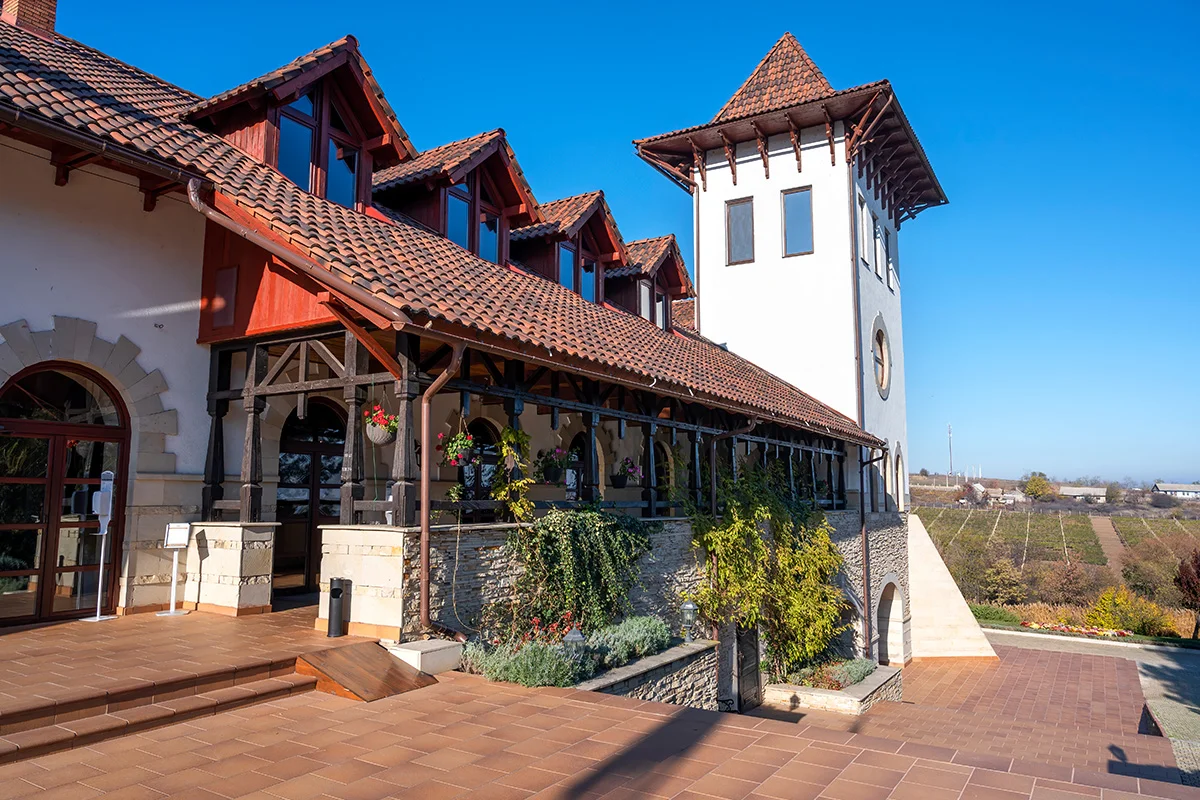 Conacul și podgoria Château Purcari, una dintre cele mai vechi crame din Moldova.