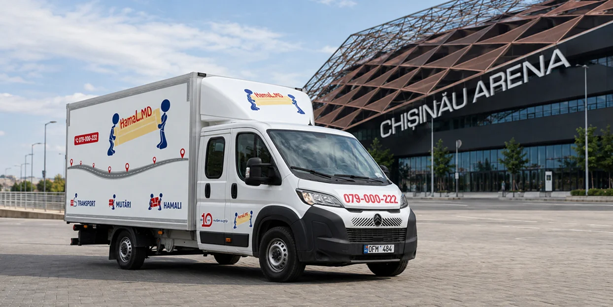 Camionul HamaL.MD cu cabină dublă în fața intrării în Chișinău Arena.