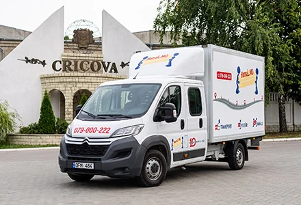 Boxerul HamaL.MD cu cabină dublă pentru transport marfă și mutări, la intrarea în Cricova
