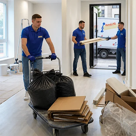 Hamal transportă saci cu obiecte vechi până la ieșirea din bloc