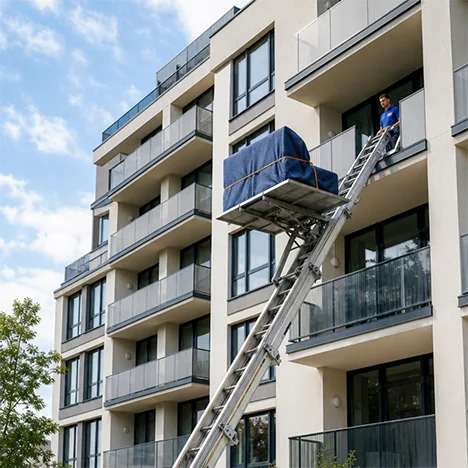 Prin lift exterior, o încărcătură ambalată ajunge direct la balconul unui apartament