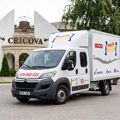 Un camion oprește lângă indicatorul localității Cricova în timpul unei relocări